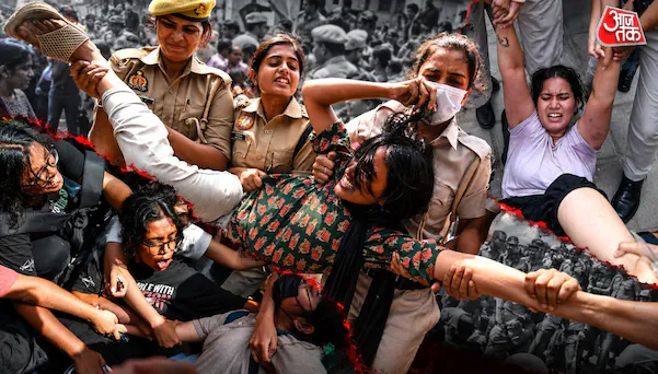 किसी को घसीटा, किसी को टांगकर ले गई… प्रदर्शनकारियों को पुलिस ने दौड़ा-दौड़ाकर पकड़ा